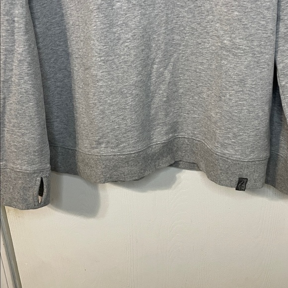 L.L. Bean Like New Heather Gray Logo Soft Crewneck Sweater Size Medium - Picture 4 of 7